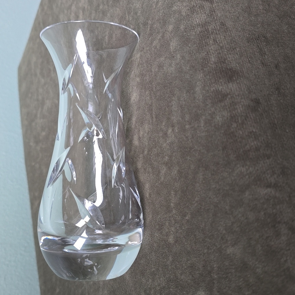 Mikasa Aspen Bud Vase, Cut Crystal Leaf Pattern Vase 6" Tall - Picture 5 of 6